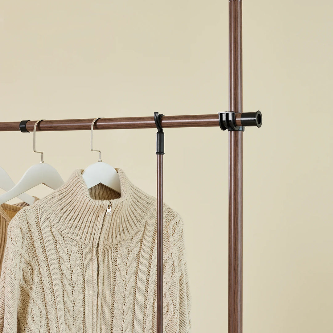Teleskopisk tøjstativ i brun – robust, justerbar åben garderobe med tøjstænger og hylder