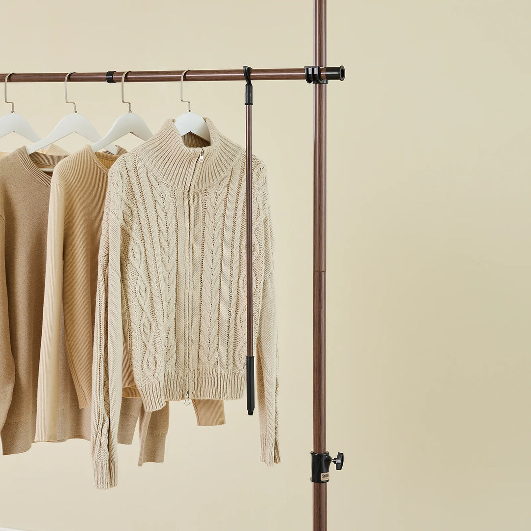 Teleskopisk tøjstativ i brun – robust, justerbar åben garderobe med tøjstænger og hylder