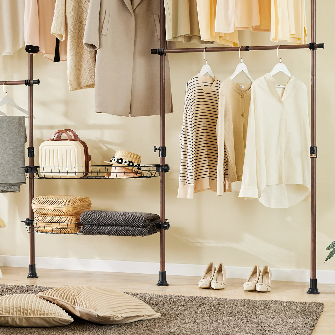 Teleskopisk tøjstativ i brun – robust, justerbar åben garderobe med tøjstænger og hylder