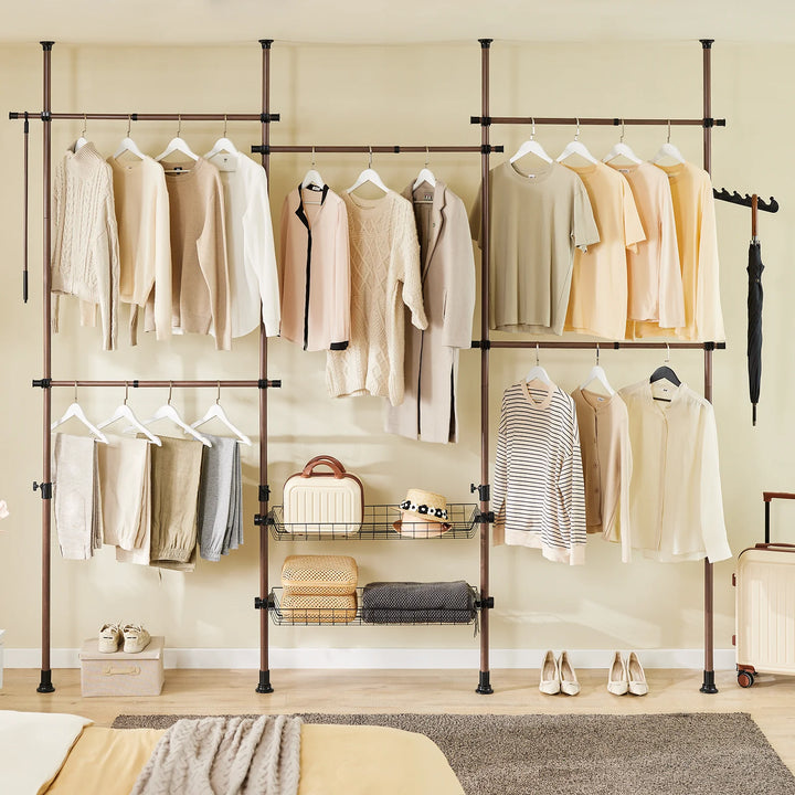 Teleskopisk tøjstativ i brun – robust, justerbar åben garderobe med tøjstænger og hylder