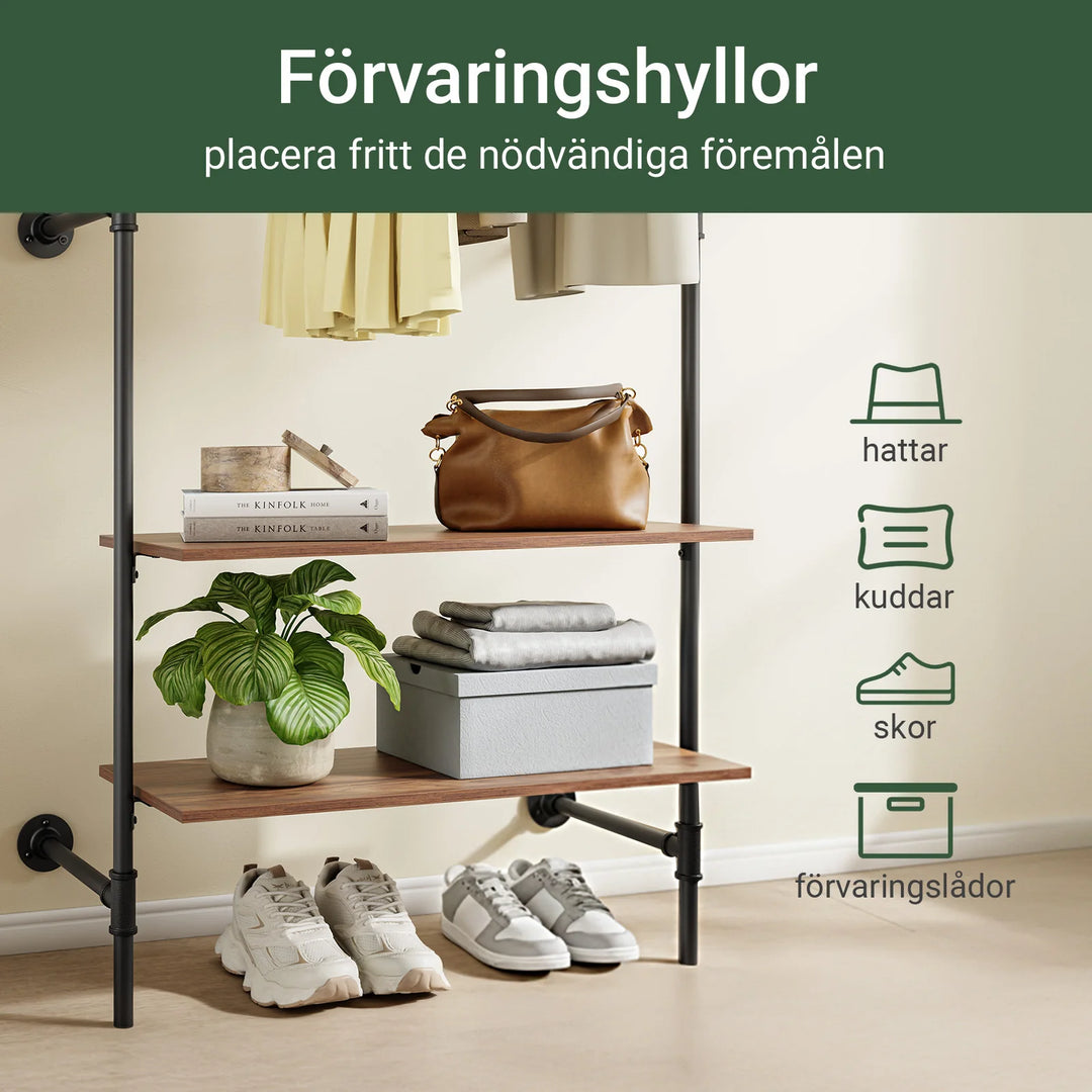 Vægmonteret tøjstativ med hylder – industrielt design i træ og metal