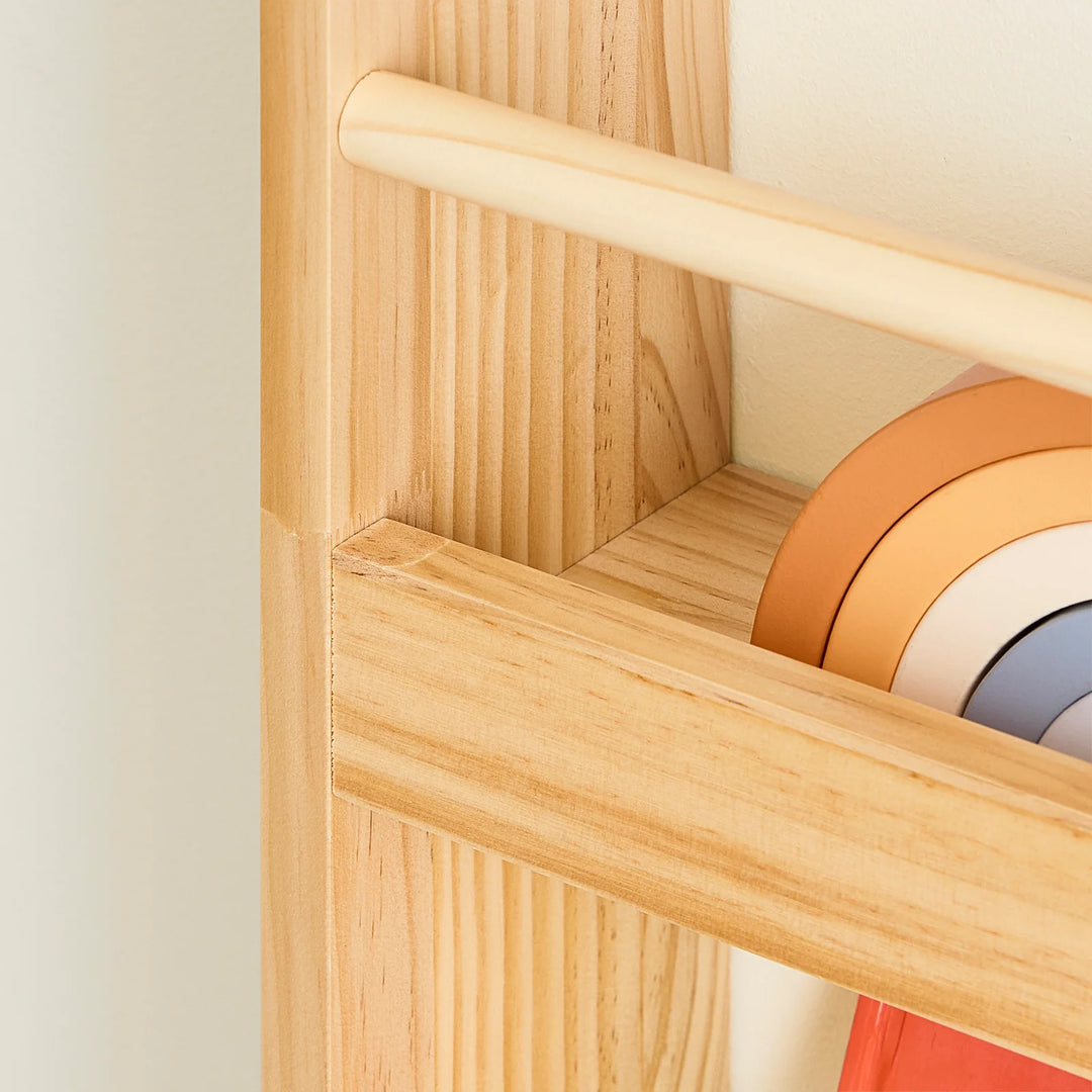 Børnebogreol i naturfarve – vægmonteret bog- og legetøjsreol med 4 niveauer (60 × 12 × 80 cm)