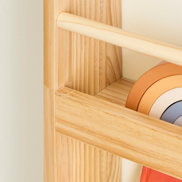 Børnebogreol i naturfarve – vægmonteret bog- og legetøjsreol med 4 niveauer (60 × 12 × 80 cm)
