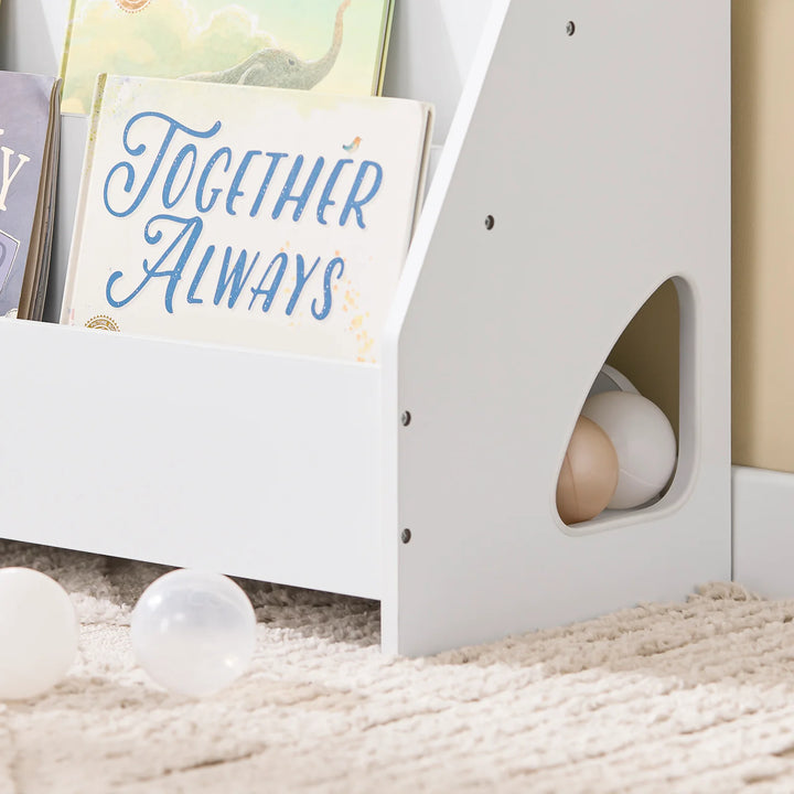 Omdan børneværelset med den trapezformede bogreol i hvid (B70 x D30 x H60 cm)