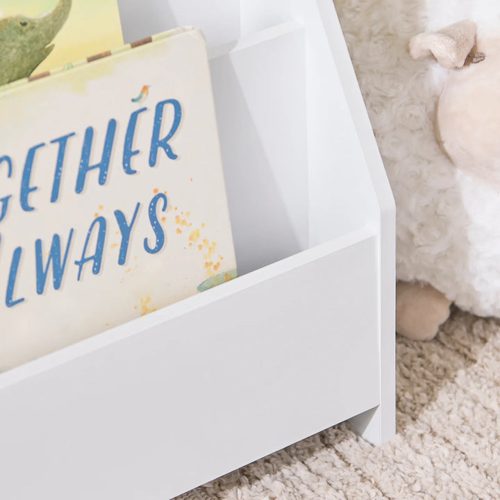 Omdan børneværelset med den trapezformede bogreol i hvid (B70 x D30 x H60 cm)