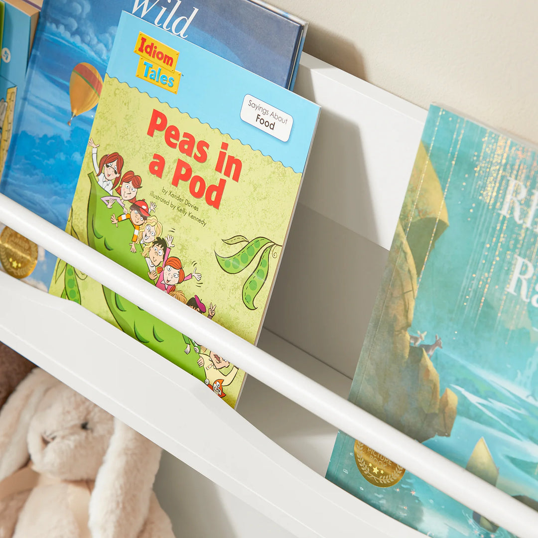 Giv børneværelset en opgradering med den minimalistiske bogreol i hvid (B80 x D32 x H120 cm)