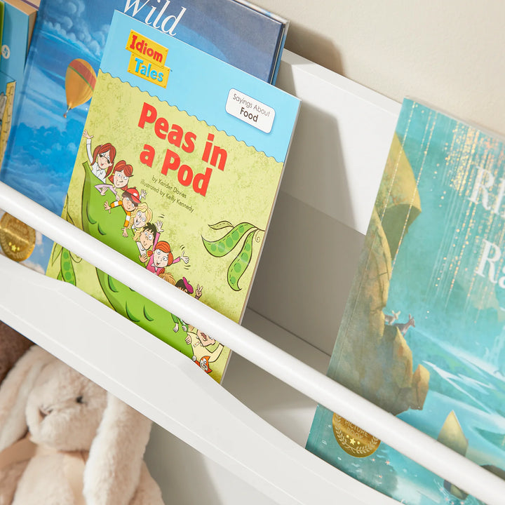 Giv børneværelset en opgradering med den minimalistiske bogreol i hvid (B80 x D32 x H120 cm)