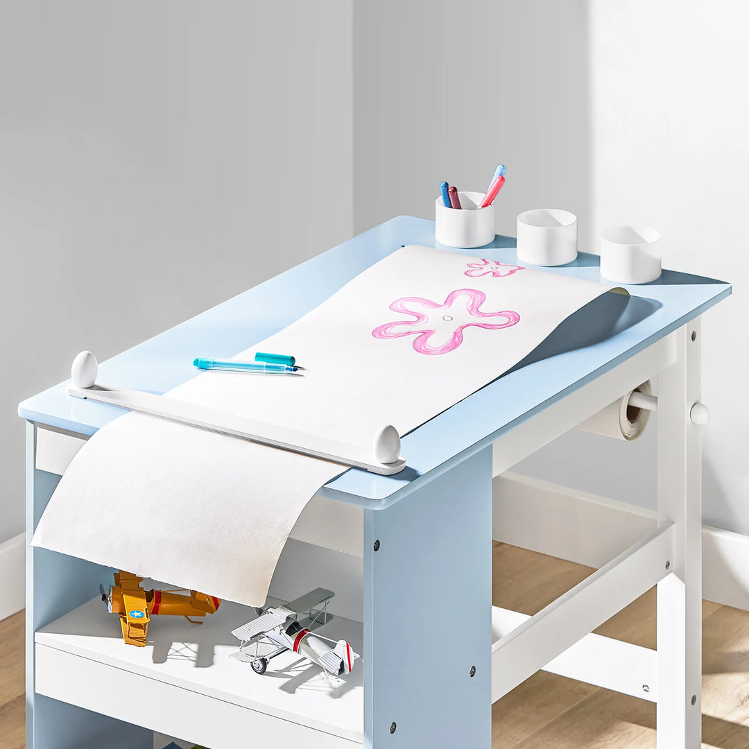 Elegant skrivebordssæt til børn med dekorationer i blå/hvid