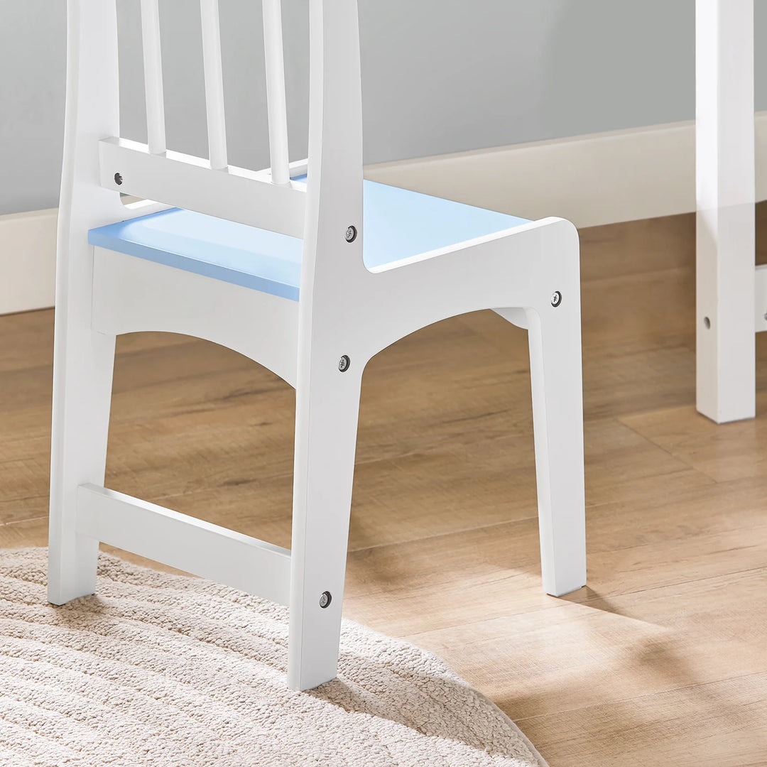 Elegant skrivebordssæt til børn med dekorationer i blå/hvid