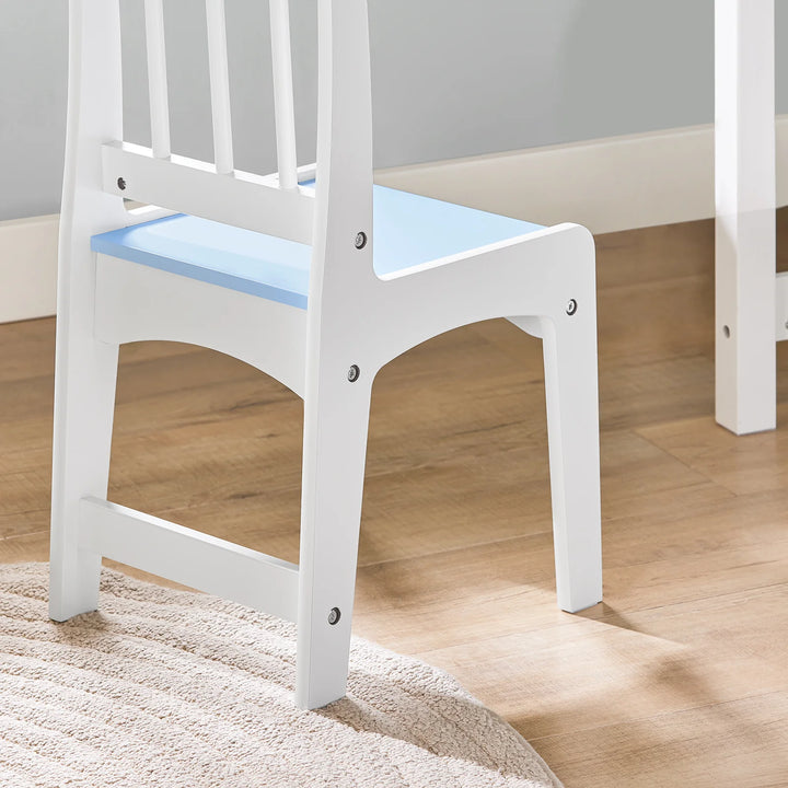 Elegant skrivebordssæt til børn med dekorationer i blå/hvid