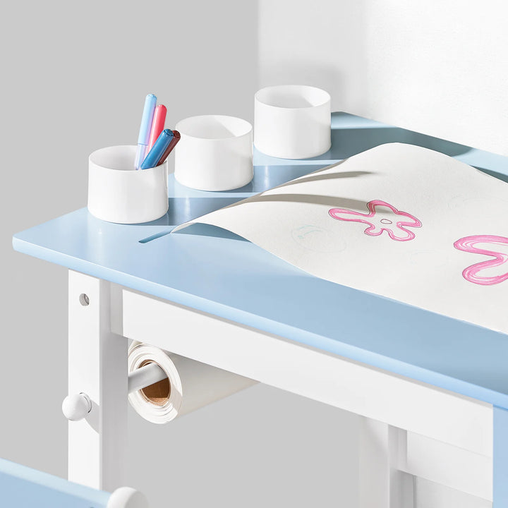 Elegant skrivebordssæt til børn med dekorationer i blå/hvid