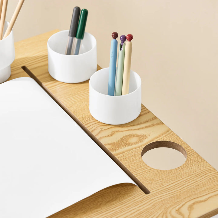 Børnebord og stol sæt med opbevaringshylder og papirrulleholder – hvid og naturel, 80x50x66 cm