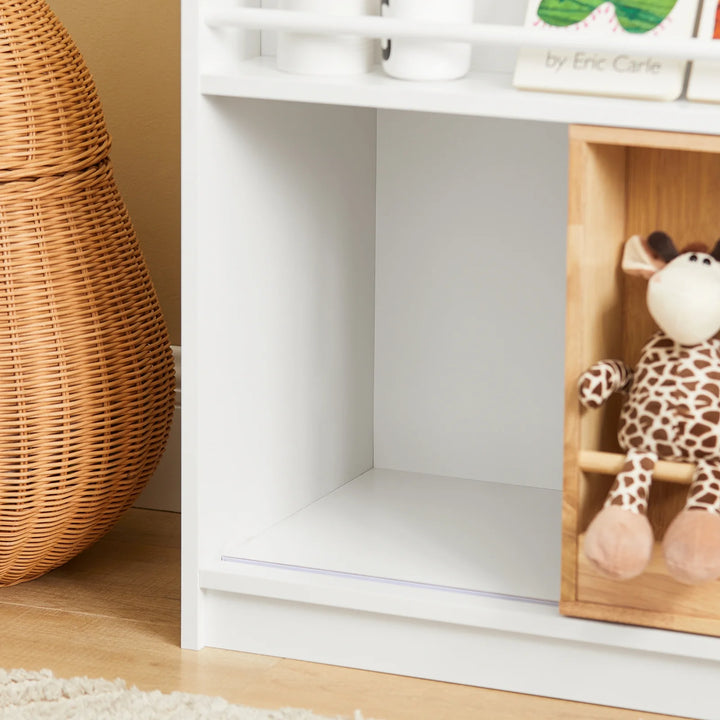 Hold styr på legetøjet med dette smarte børneskab i hvid (B63 x D35 x H80 cm)