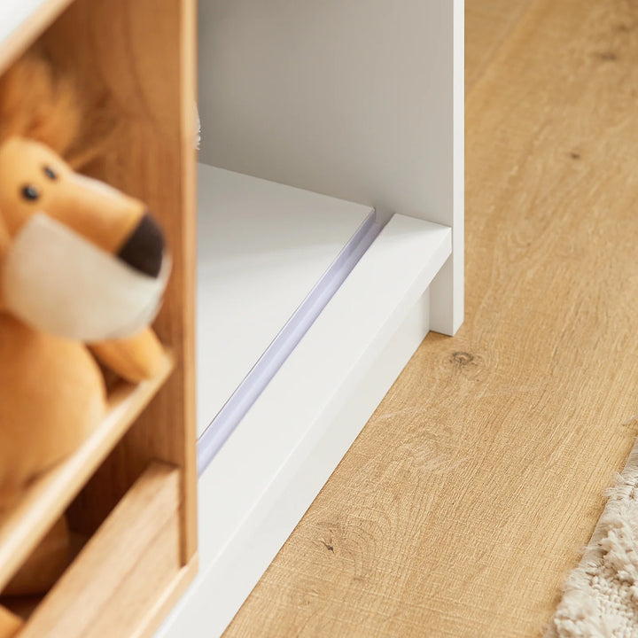 Hold styr på legetøjet med dette smarte børneskab i hvid (B63 x D35 x H80 cm)