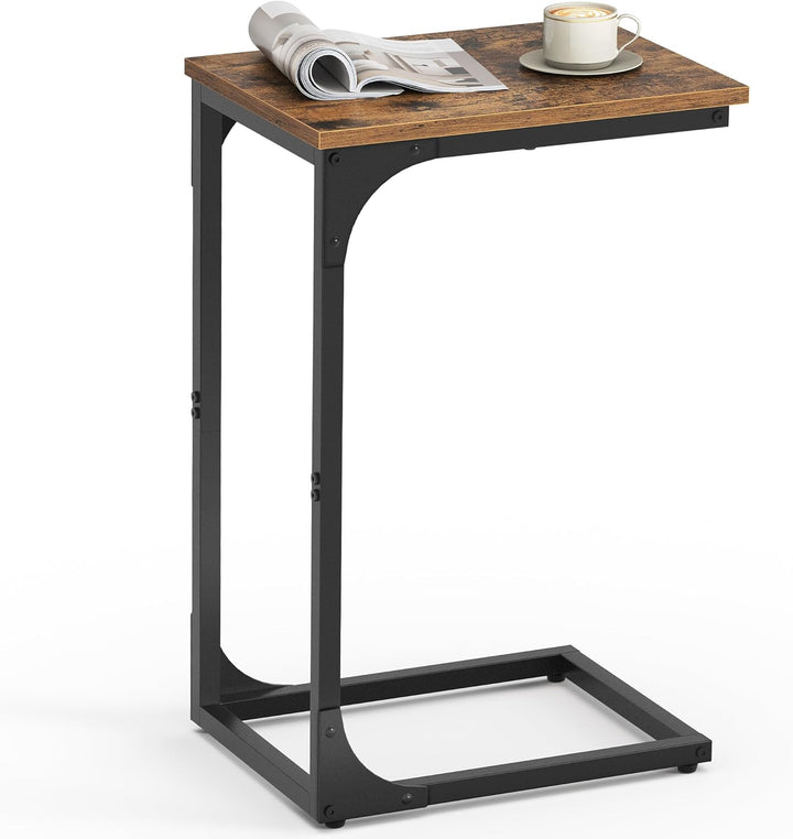 C-formet sidebord i rustik brun og sort med metalramme, mål 30 x 40 x 66,7 cm, pladsbesparende og nemt at skubbe ind under sofa eller seng