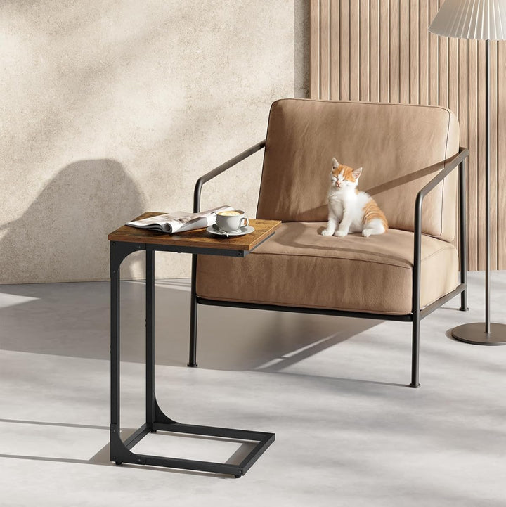 C-formet sidebord i rustik brun og sort med metalramme, mål 30 x 40 x 66,7 cm, pladsbesparende og nemt at skubbe ind under sofa eller seng