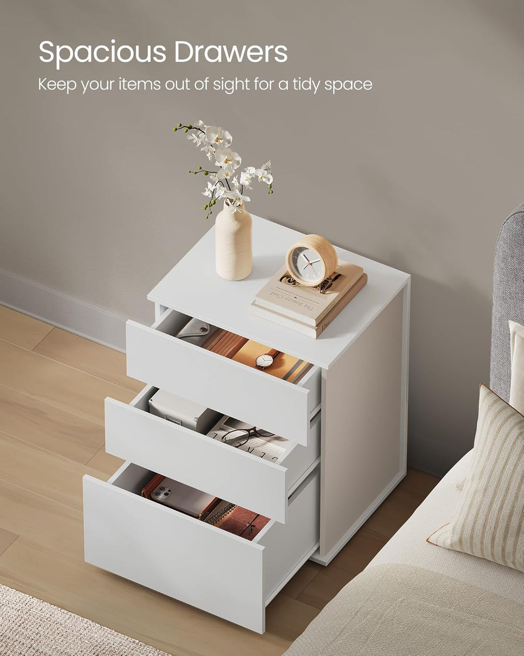 Natbord med 3 opbevaringsskuffer, moderne minimalistisk design i mat hvid og cappuccino beige, mål: 35 x 45 x 58,7 cm