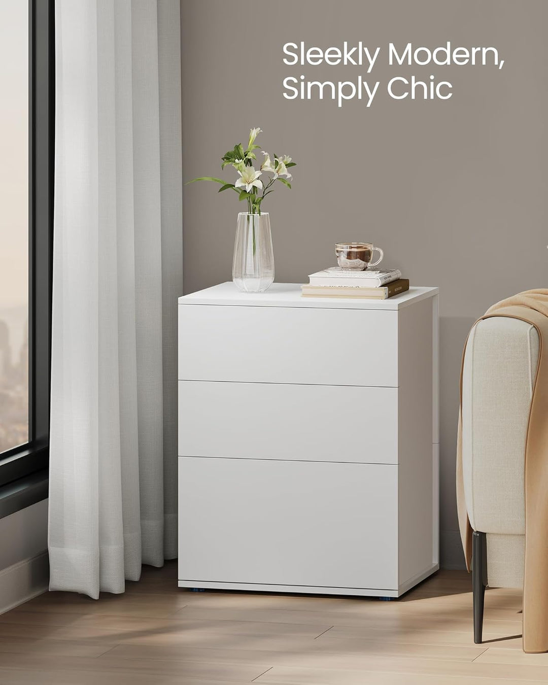 Natbord med 3 opbevaringsskuffer, moderne minimalistisk design i mat hvid og cappuccino beige, mål: 35 x 45 x 58,7 cm