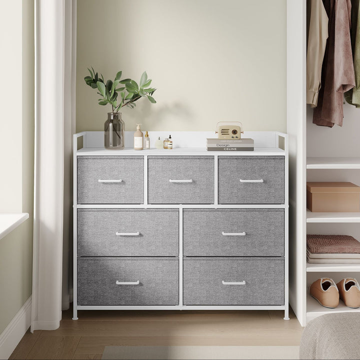 Kommode, soveværelsesmøbel, 7 stofskuffer med håndtag, metalstel, grå og hvid