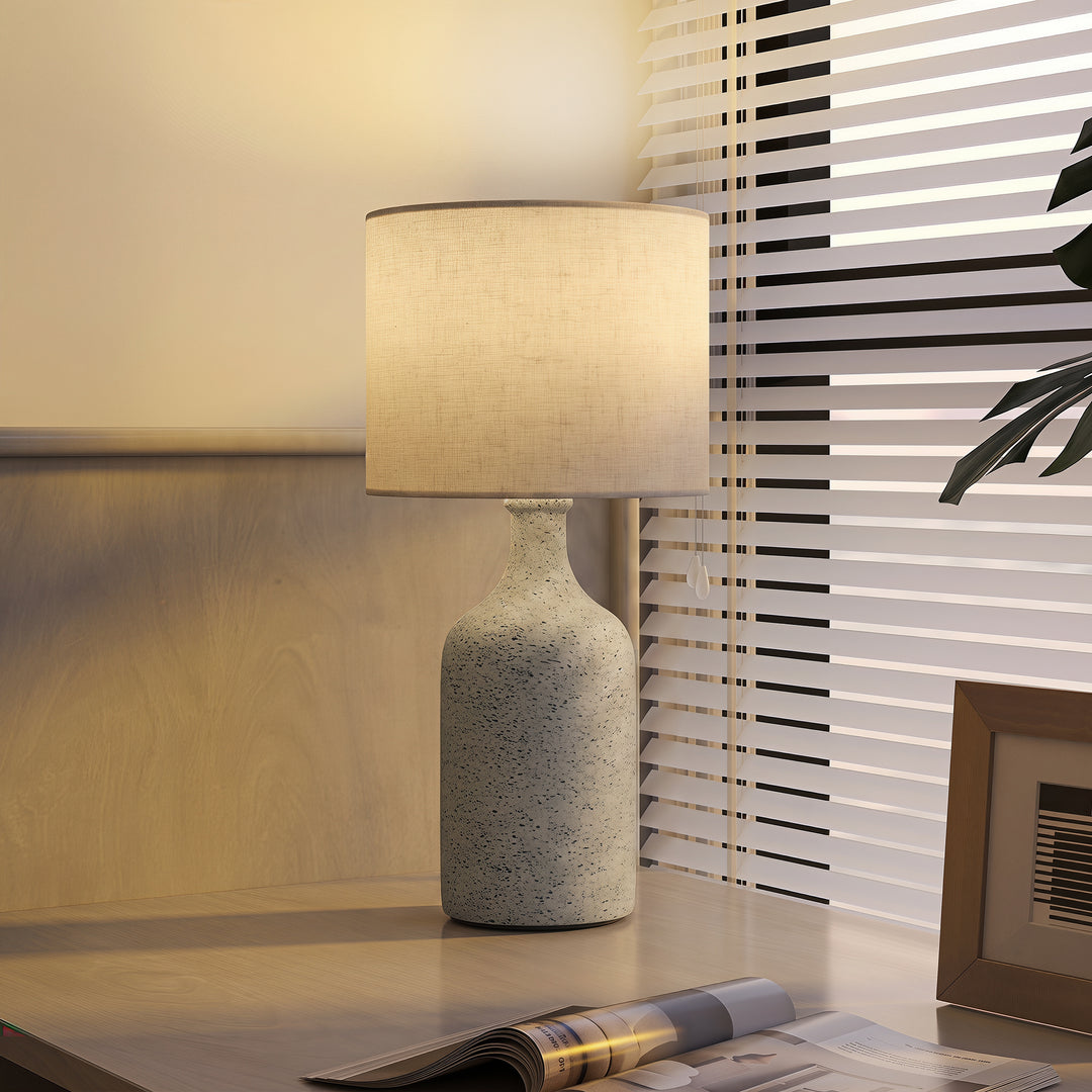 Vintage bordlampe med keramisk fod, sand og beige.