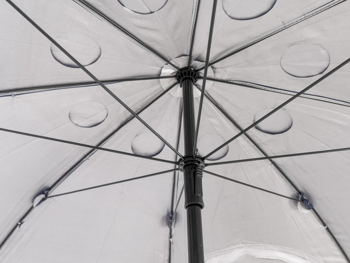 Stort, foldbart havetelt med strandparasol