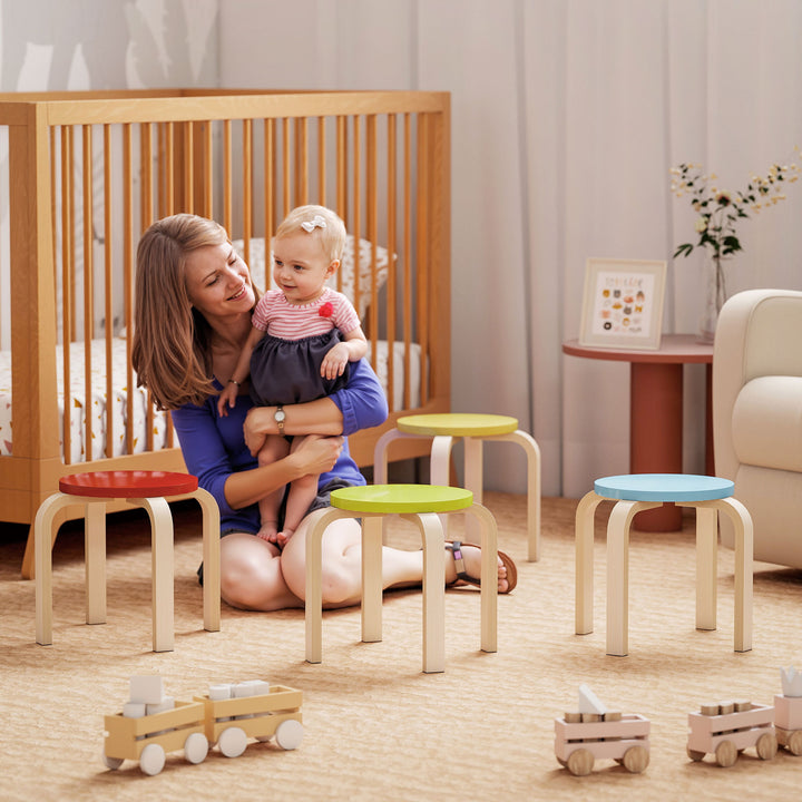 4 Stabelbare skamler med filtfodpuder, birkekrydsfiner, lakeret, farverig