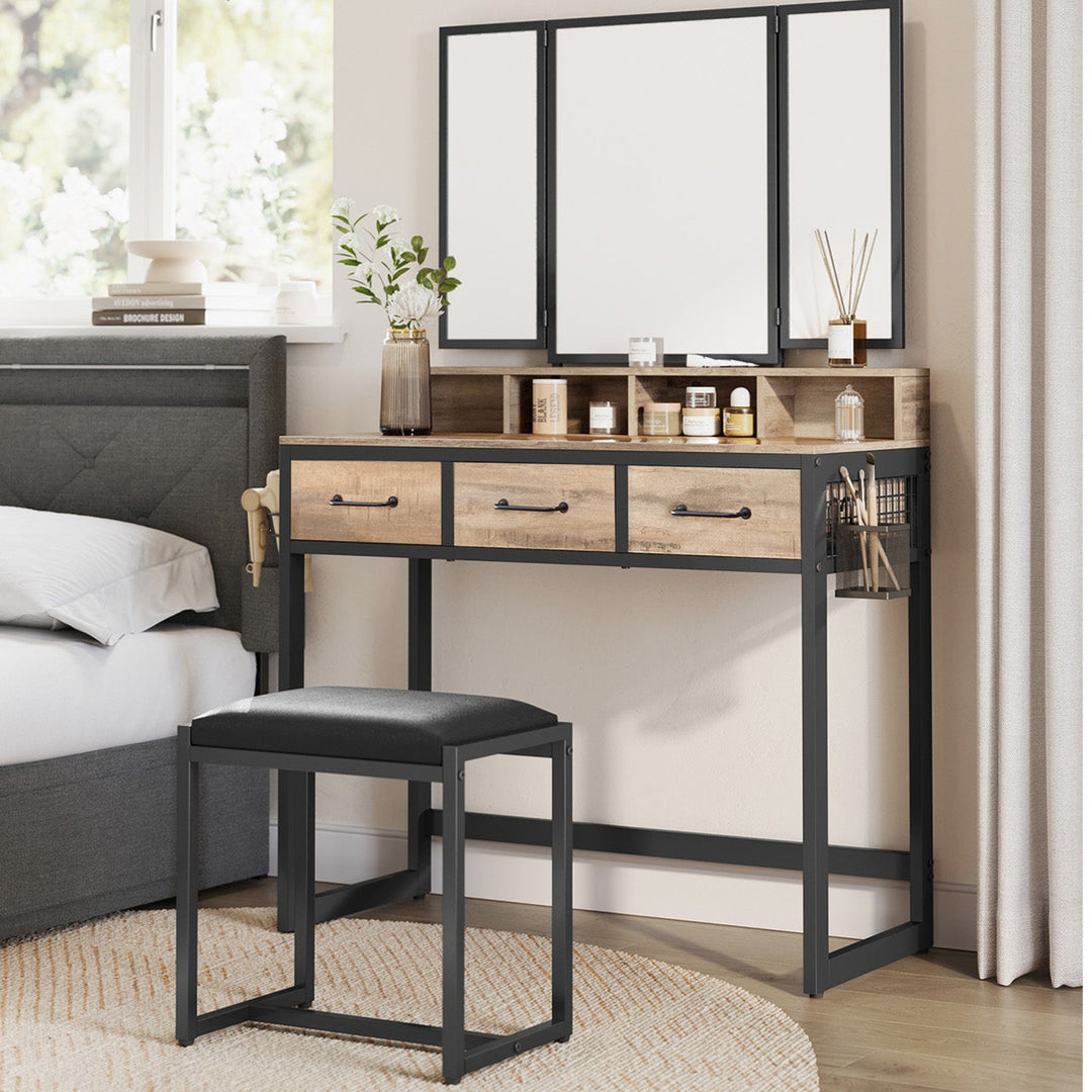 Makeupbord i industriel stil med polstret skammel, trefoldet spejl, 3 skuffer, hårtørrerholder og kosmetikbord, mål: 40 x 90 x 141 cm