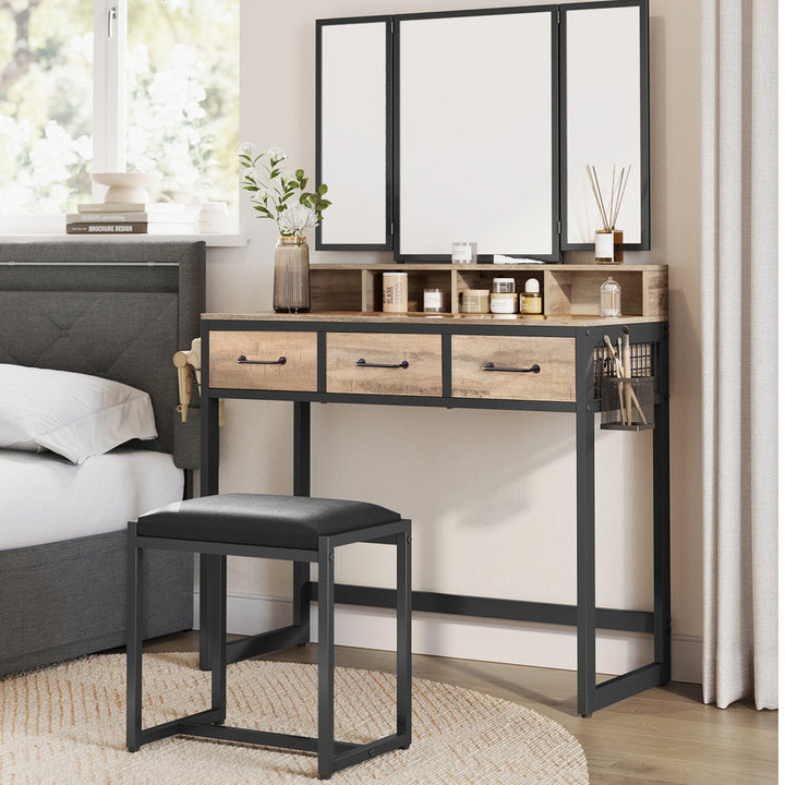 Makeupbord i industriel stil med polstret skammel, trefoldet spejl, 3 skuffer, hårtørrerholder og kosmetikbord, mål: 40 x 90 x 141 cm