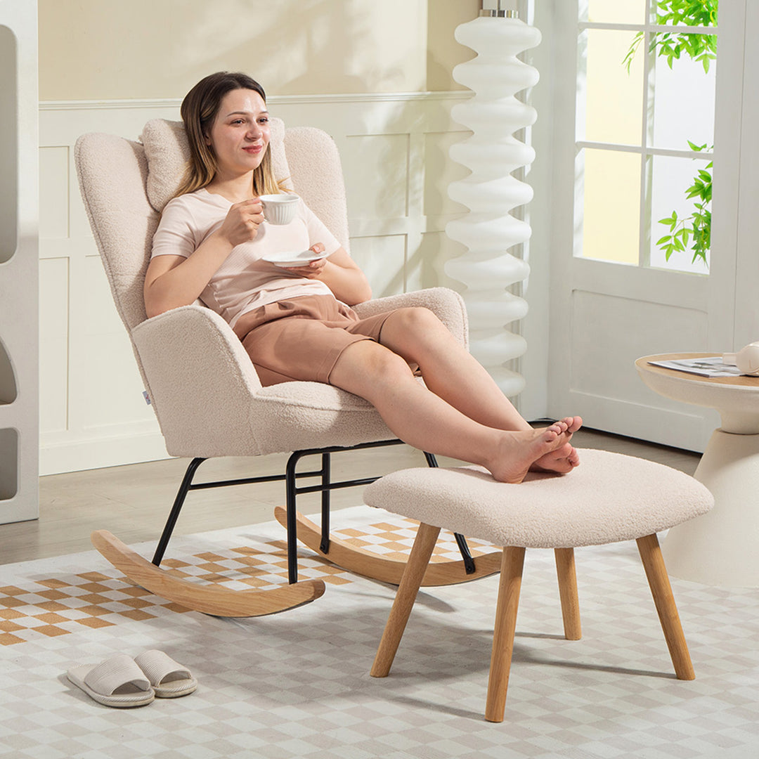 Gyngestol med fodskammel, blødt fleecebetræk, træben, hynde, høj ryg, gyngestol, beige