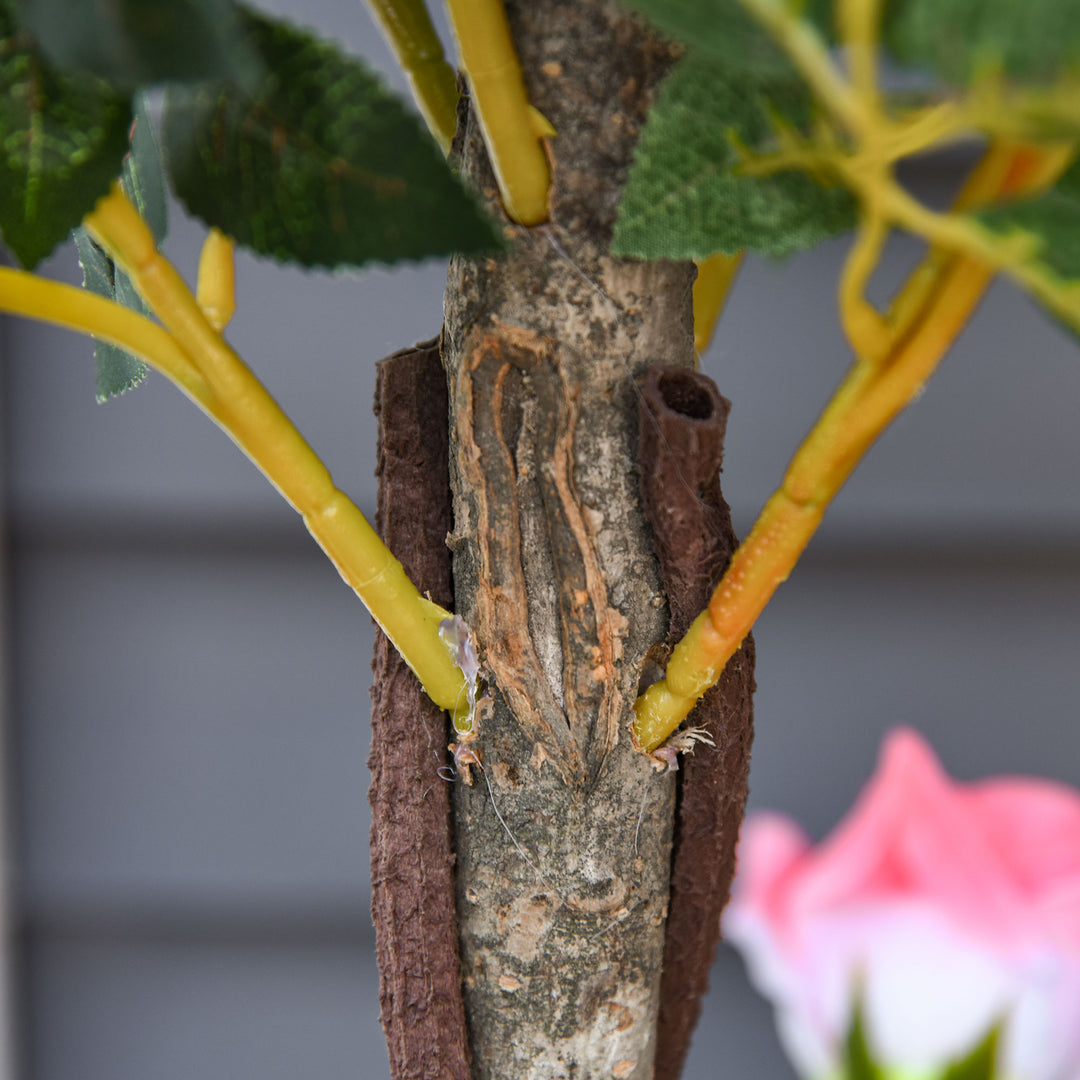 Kunstigt træ i solen, kunstig plante i cementpotte, kunstig plante