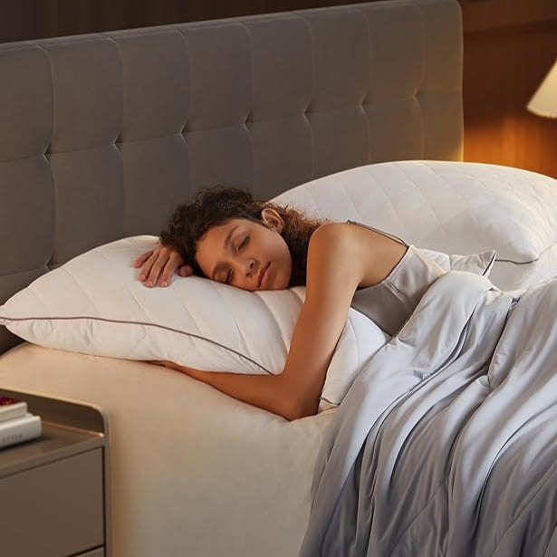 Vendbar pude, dimensioner 80 x 80 x 18 cm, med kølende blødt betræk og 1200g fyldning, velegnet til både sommer og vinterbrug