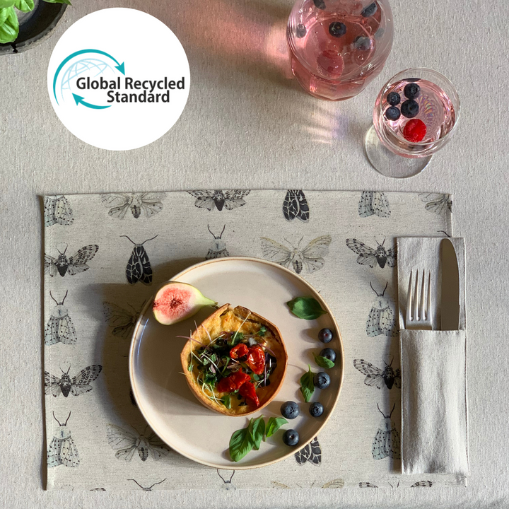 Genanvendt dækkeserviet med natsværmere-print, Nord Wings kollektion