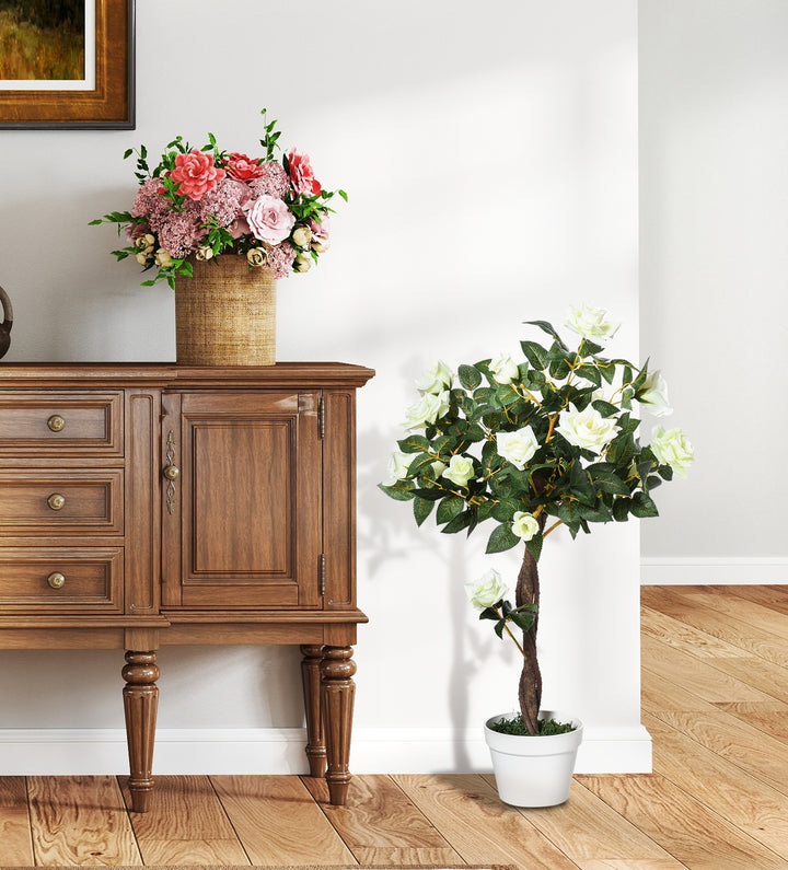 Kunstigt træ i solen, kunstig plante i cementpotte, kunstig plante