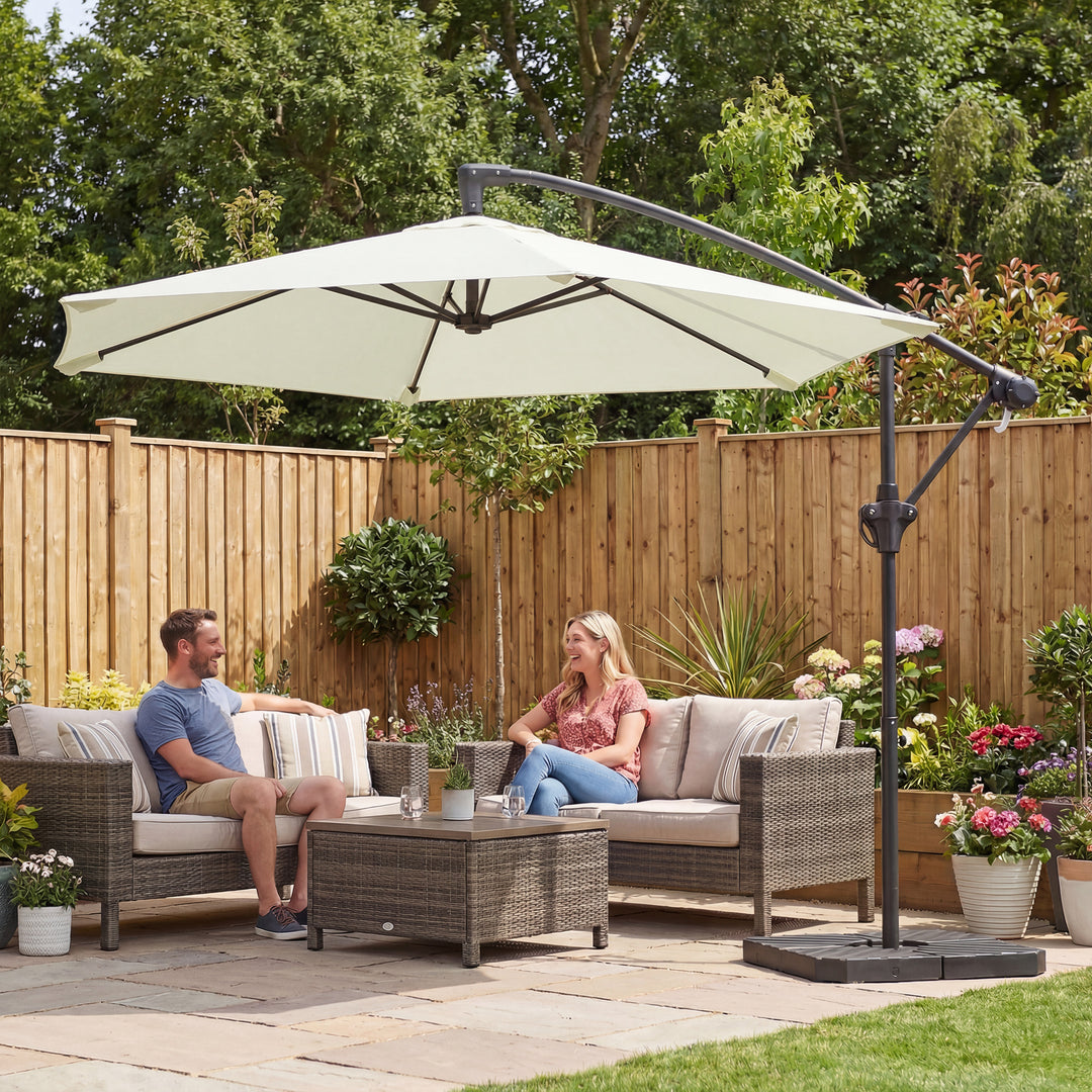 Fritstående parasol ca. Ø300 cm, solskærm med låsemekanisme, håndsving, stativ, vægte, cremehvid