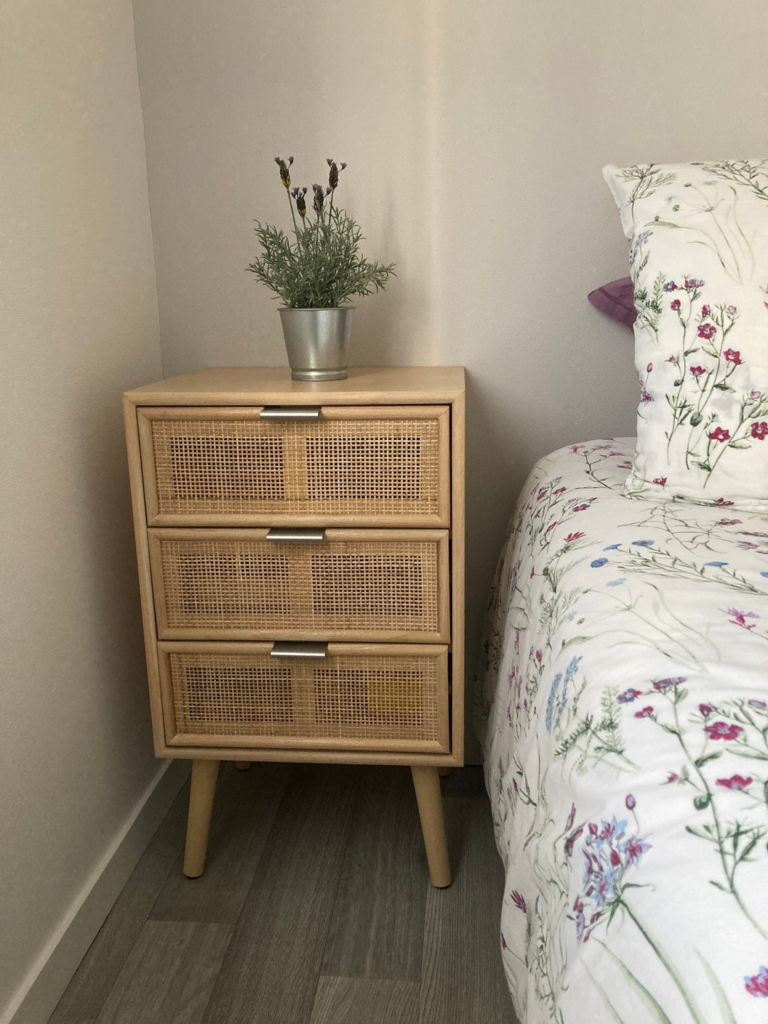 NAGOYA natbord i massivt træ og rattan med 3 skuffer