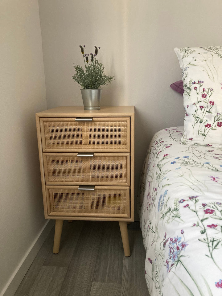 NAGOYA natbord i massivt træ og rattan med 3 skuffer