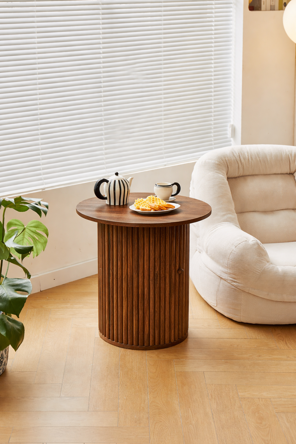 TRINIDAD sidebord i fyrretræ – enkelt design og naturlig charme