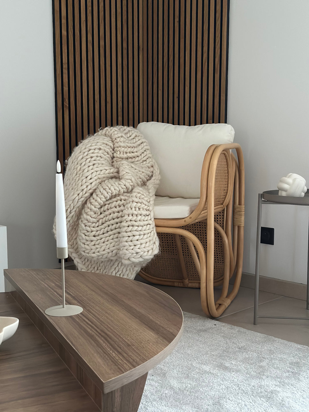 MOROTAI Lænestol i naturlig rattan og beige stof