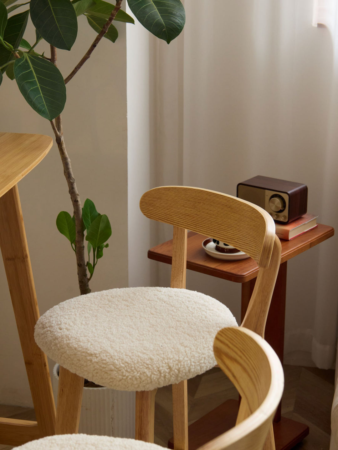 VITORIA barstol i bouclé – blød komfort og skandinavisk design