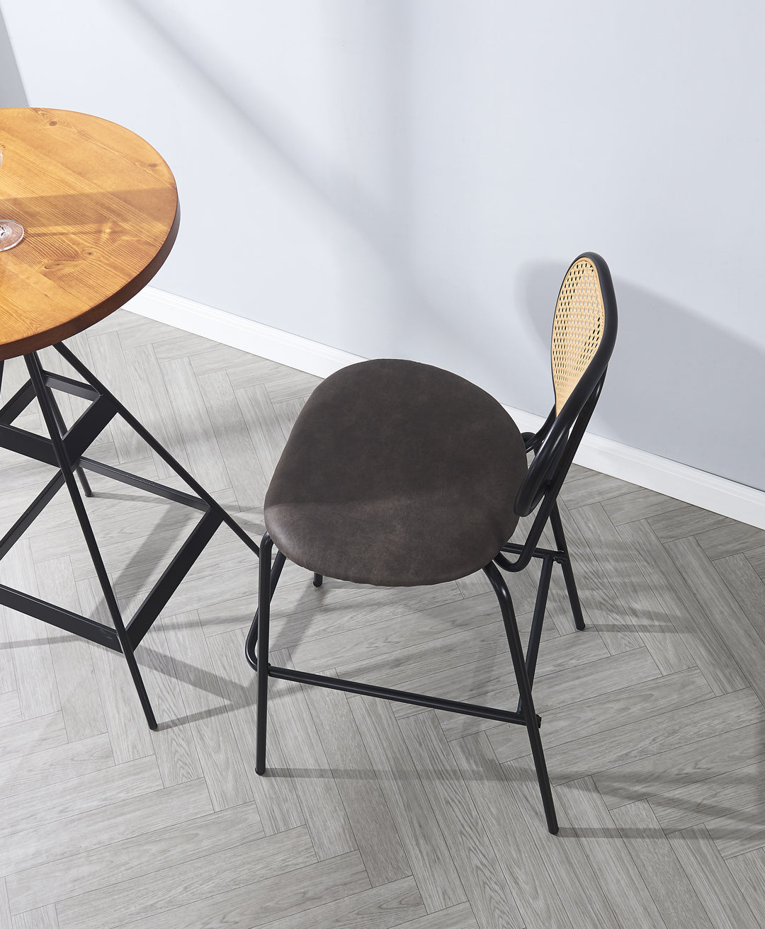 TABOREBRO et af 2 industrielle barstole med rattan