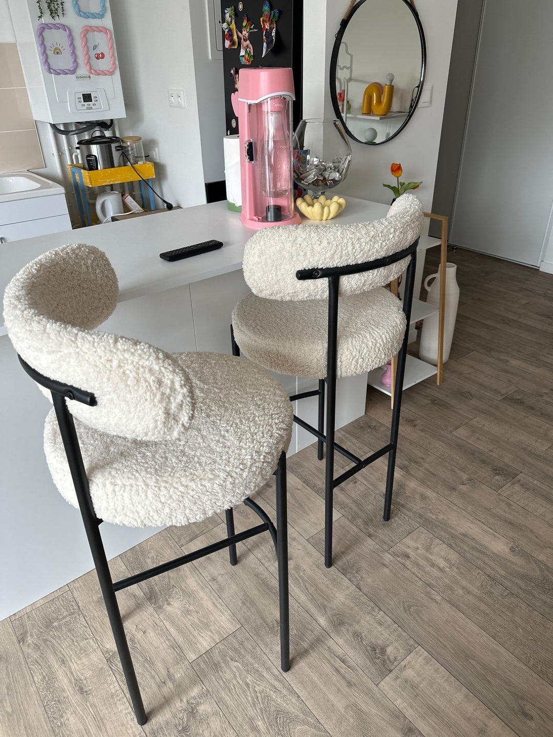 TABLARS Sæt med 2 metalbarstole i hvid bouclé