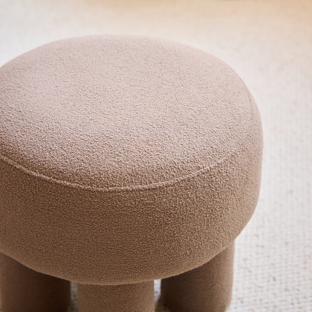 ARHUS Taupe Bouclé Stuepuf i skandinavisk stil
