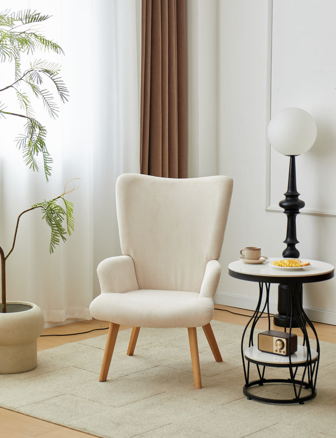 MALMO loungestol i massivt træ og beige fløjlsbukser