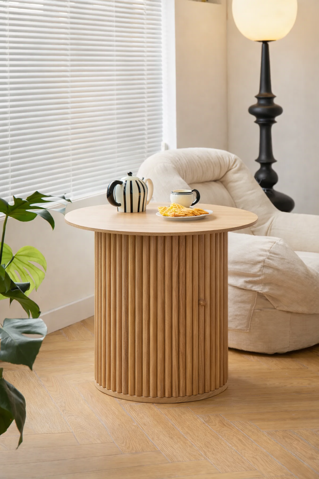 TRINIDAD sidebord i fyrretræ – enkelt design og naturlig charme