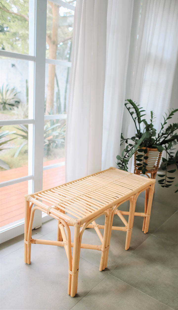 SULAWESI bænk i naturlig rattan og beige stof
