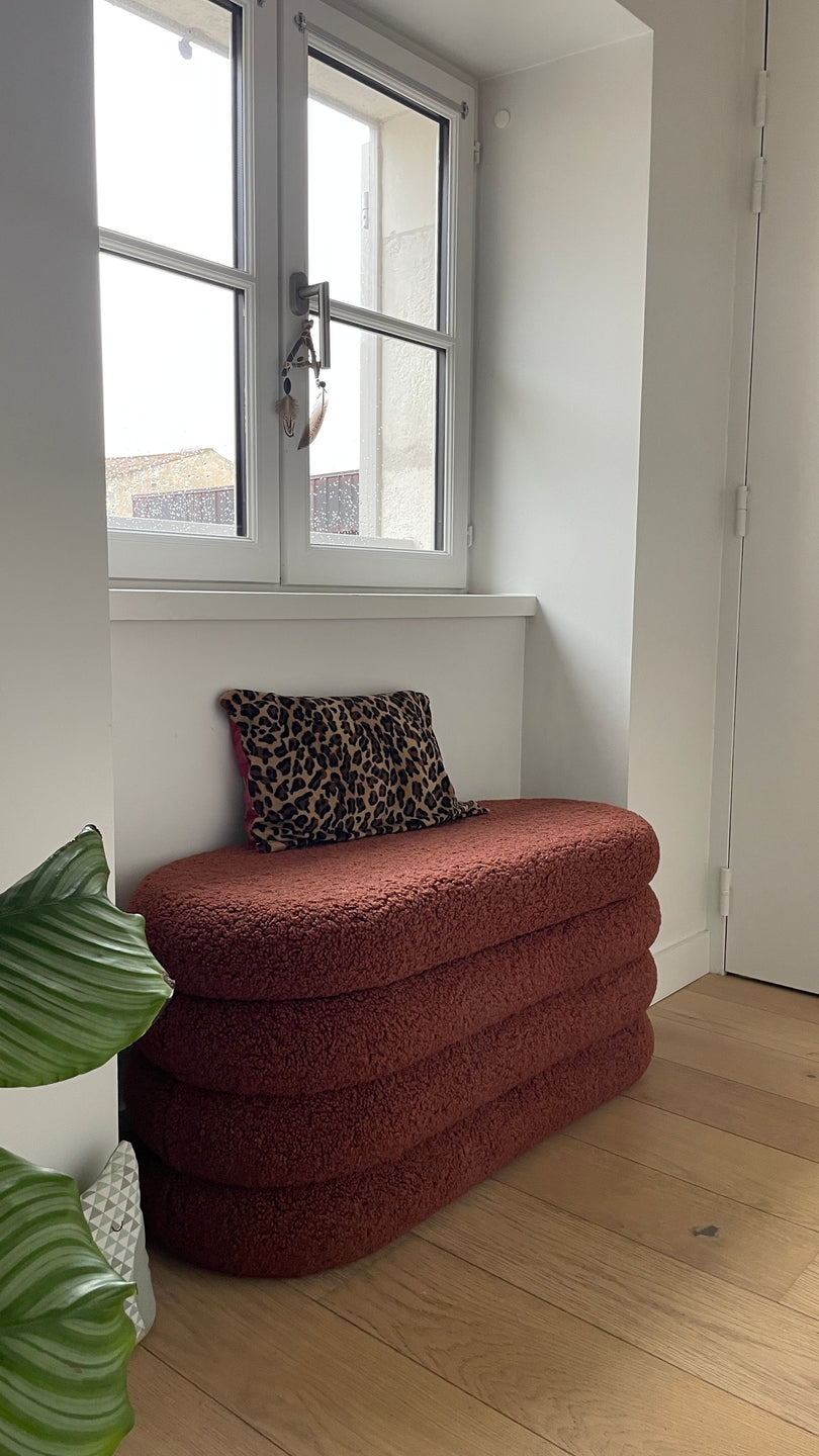 UPPSALA bænk i bouclé – moderne design og blød komfort