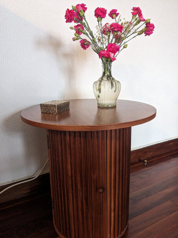 TRINIDAD sidebord i fyrretræ – enkelt design og naturlig charme