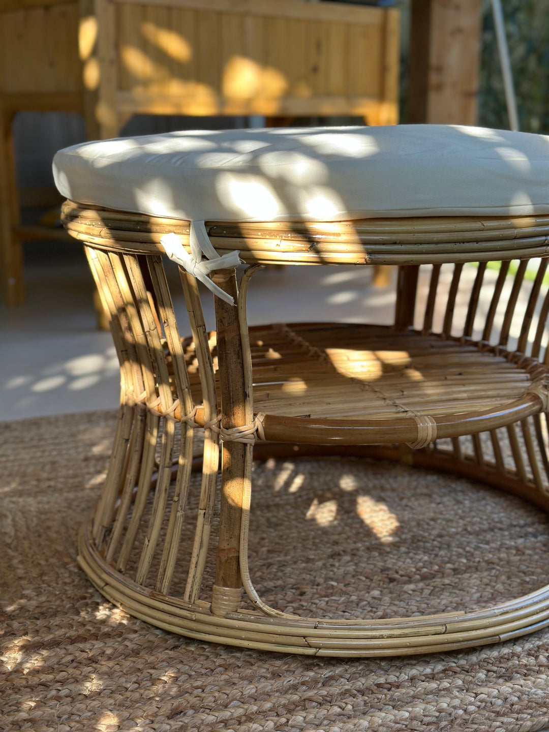 SERAM naturlig rattan og beige stofpuf