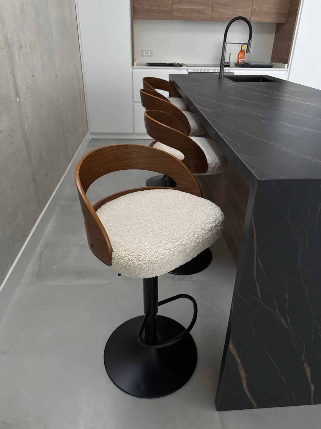 VICTORIA barstol i bouclé – industrielt design og blød komfort