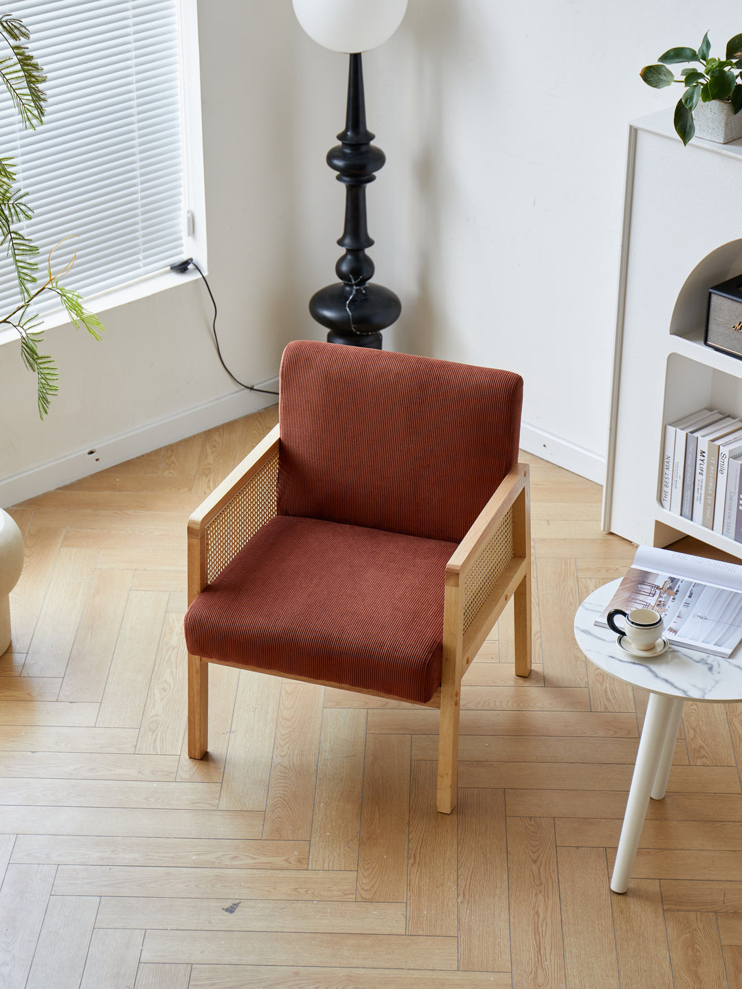 BORGO ood loungestol i rattan og corduroy terrakotta
